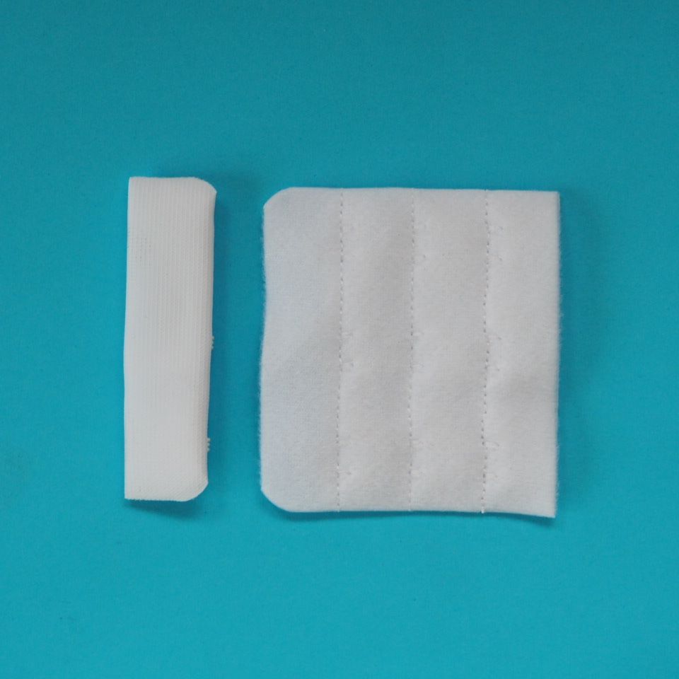 Zapínání prádlové H&E CC33-57 (3x3) bílé, šíře 57 mm